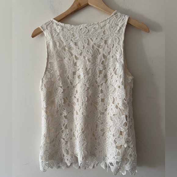 Saint Tropez White Floral Lace Sleeveless Blouse - Picture 3 of 4